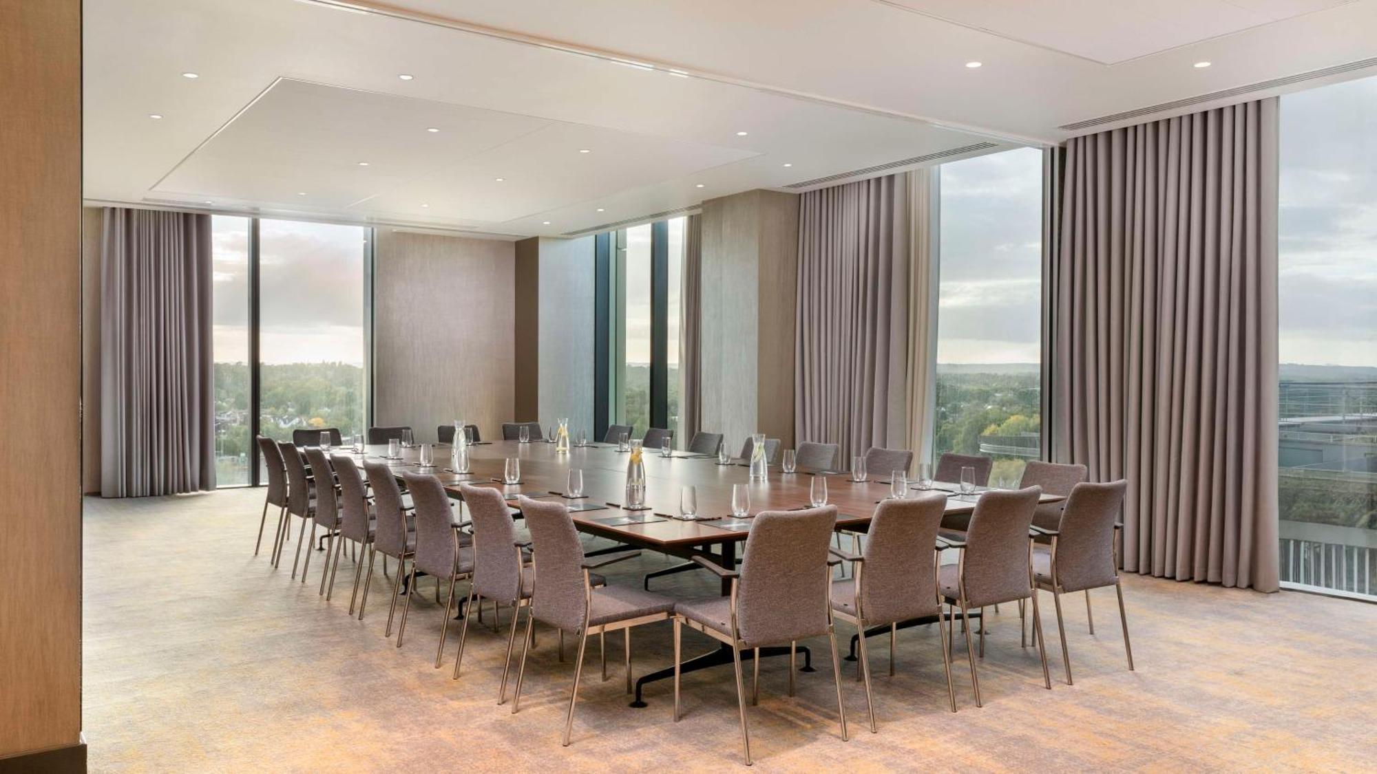 מלון Hilton ווקינג מראה חיצוני תמונה