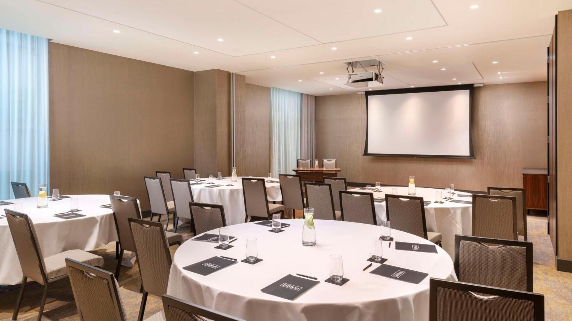 מלון Hilton ווקינג מראה חיצוני תמונה